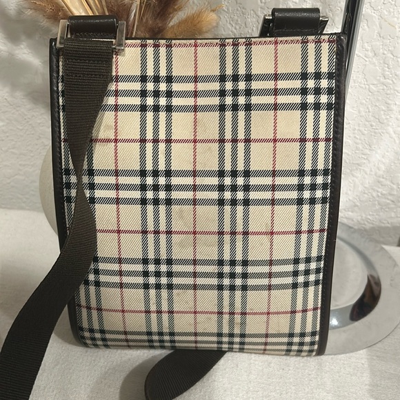Authentic BURBERRY CROSS BODY BAG - Picture 4 of 15